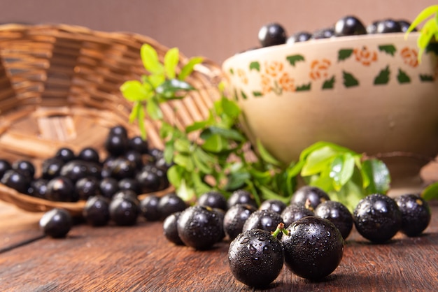 Jabuticaba, Jabuticabas świeżo Zebrane I Jeszcze Nie Umyte W Szczegółach Na Macie Ze Słomy, Selektywne Skupienie.