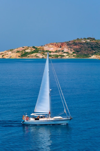 Jacht na Morzu Egejskim w pobliżu wyspy Milos w Grecji