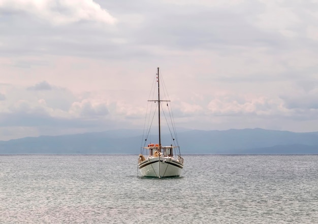 Jacht o zachodzie słońca na wyspie na Morzu Śródziemnym w Grecji