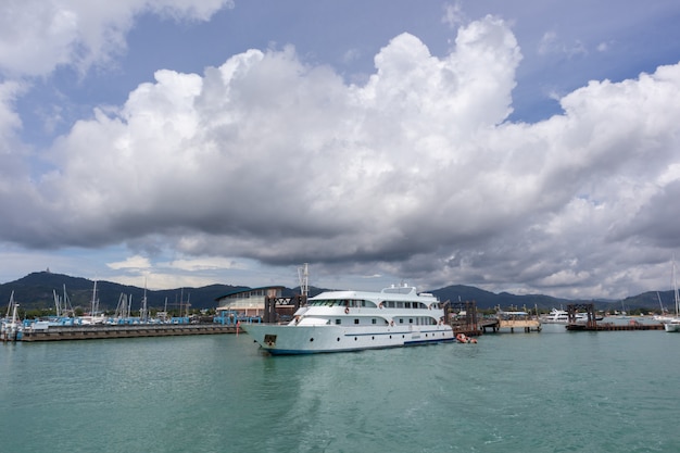 Jachtu Rejsu Klubu Molo Na Słonecznym Dniu Przy Phuket, Tajlandia