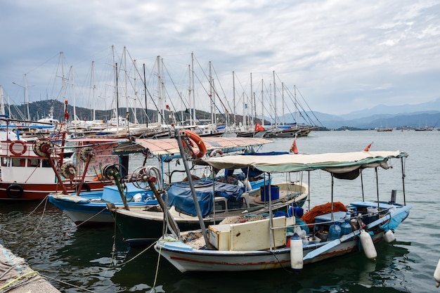 Jachty i łodzie w porcie Fethie Turkey Promenada miasta Fethiye Łodzie zatonęły w błękitnych wodach Morza Śródziemnego Kurort Turcja