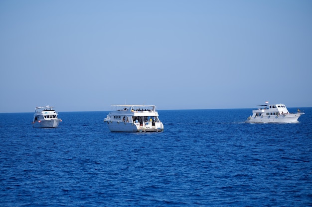 Jachty na morzu z ludźmi podczas wakacji lub podróży