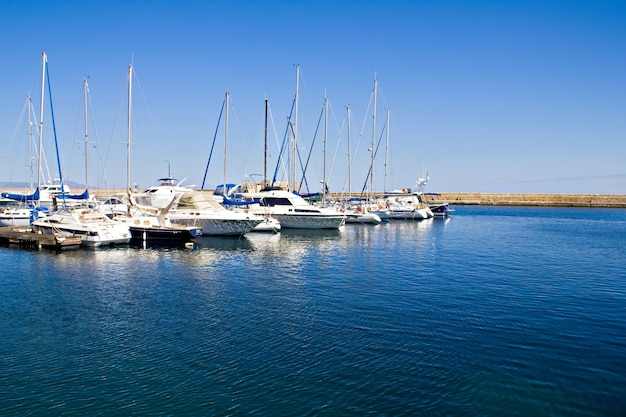 Jachty Na Nabrzeżu Na Morzu śródziemnym Rano, Chania, Kreta