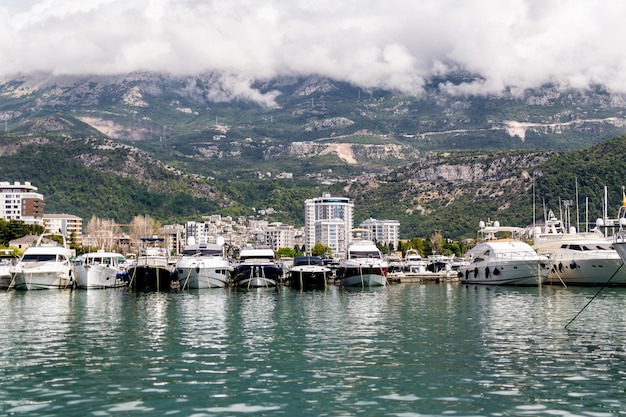 Zdjęcie jachty na przystani budva czarnogóra