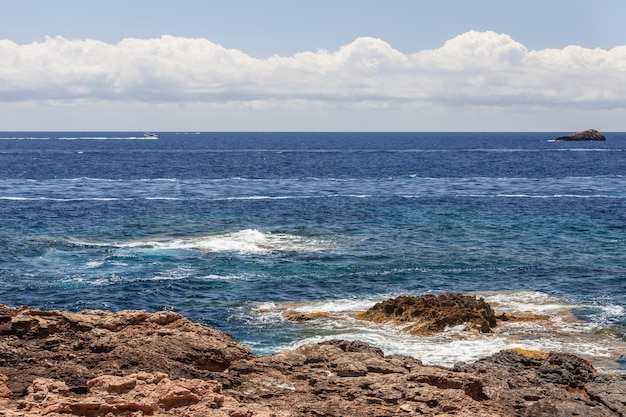 Jachty pozostały na powierzchni morza w oddali kolejna łódź Ibiza