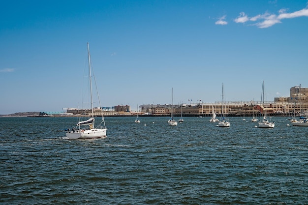 Jachty w Charles River, Bostonie, Massachusetts, Stany Zjednoczone.