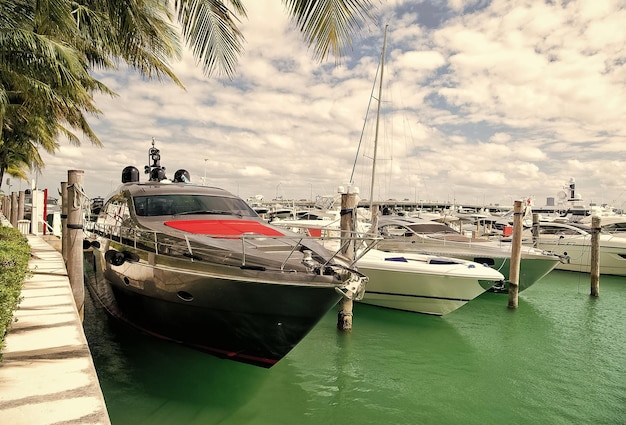 Jachty w zatoce miami marina na południowej plaży z pochmurnym niebem