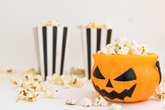 Zdjęcie jack o koszyk latarni i kino pozbawione pudełka z popcornem na białym tle halloween