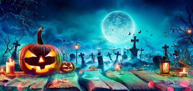 Jack O Lantern na stole na przerażającym cmentarzu w noc Halloween z pełnym księżycem Zawiera ilustrację 3d