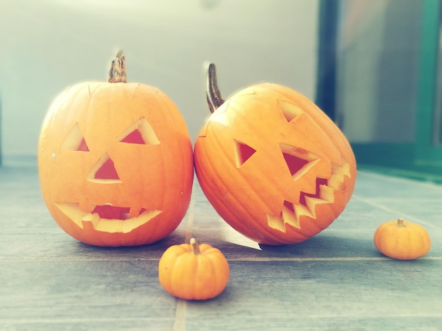 Jack o latarnie na podłodze podczas Halloween