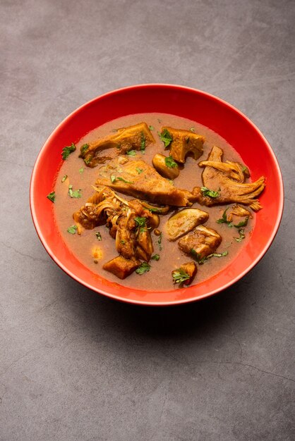 Jackfruit Masala sabji lub Fanas Sabzi lub indyjskie pikantne curry KathalÃ, podawane w misce lub karahi. selektywne skupienie