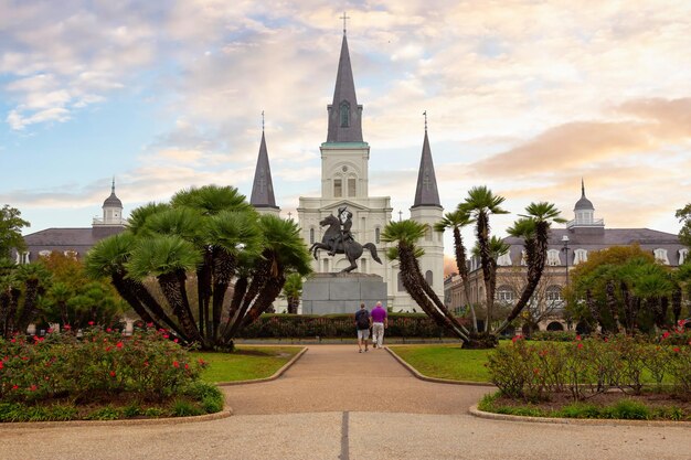 Jackson Square w centrum miasta podczas kolorowego i pochmurnego poranka