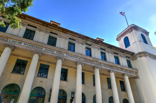 Jacob Weinberger US Courthouse jest historycznym budynkiem sądowym w San Diego w Kalifornii. Jest to budynek sądowy dla sądu upadłościowego Stanów Zjednoczonych dla Południowego Okręgu Kalifornii.