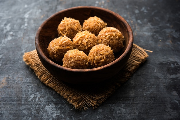 Jaggery kokosowe Laddoo, Nariyal gur ke laddu, indyjskie słodkie jedzenie na festiwale takie jak rakshabandhan lub rakhi pournima