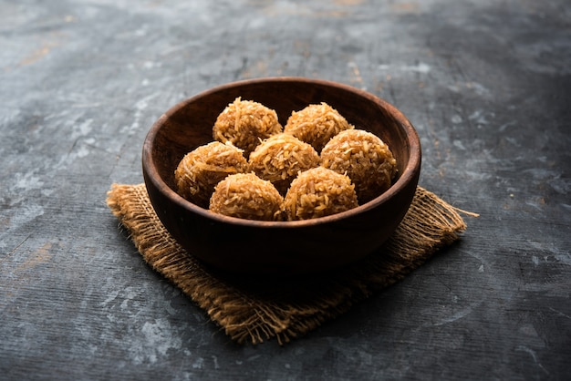 Jaggery kokosowe Laddoo, Nariyal gur ke laddu, indyjskie słodkie jedzenie na festiwale takie jak rakshabandhan lub rakhi pournima