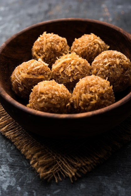 Jaggery kokosowe Laddoo, Nariyal gur ke laddu, indyjskie słodkie jedzenie na festiwale takie jak rakshabandhan lub rakhi pournima