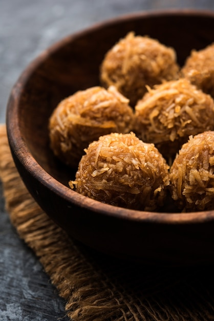 Jaggery kokosowe Laddoo, Nariyal gur ke laddu, indyjskie słodkie jedzenie na festiwale takie jak rakshabandhan lub rakhi pournima