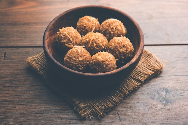 Jaggery kokosowe Laddoo, Nariyal gur ke laddu, indyjskie słodkie jedzenie na festiwale takie jak rakshabandhan lub rakhi pournima