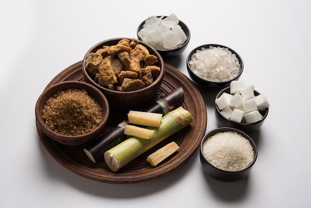 Jaggery, Sugar Variety i Sugarcane - produkty uboczne Sugar Cane czy Ganna umieszczone na nastrojowym tle. Selektywne skupienie