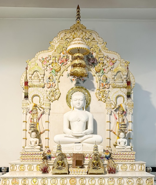 Zdjęcie jain murti w pozycji siedzącej w świątyni