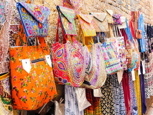 Jaisalmer, Indie. Piękne torby na sprzedaż w sklepie ulicznym.