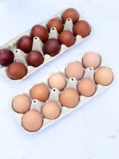 jaja astrowe. Jajka są barwione naturalnym barwnikiem cebulowym.