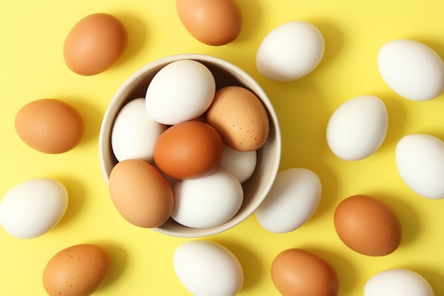 Jaja kurze na kolorowym tle produkty rolne naturalne jaja