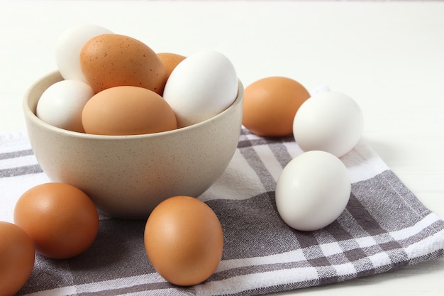 Jaja kurze na stole produkty rolne jaja naturalne