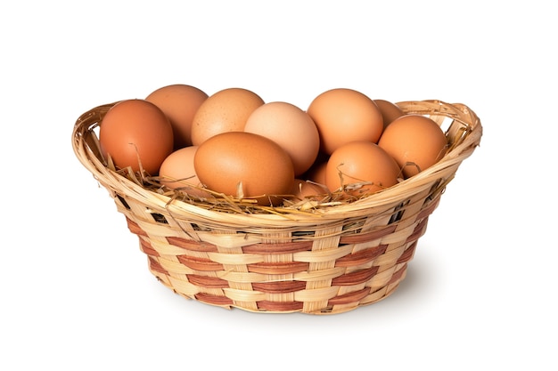 Jaja kurze w koszyku izolowany na białym tle z bliska