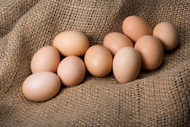 Jaja na naturalnym płótnie z gospodarstwa Jajko surowe