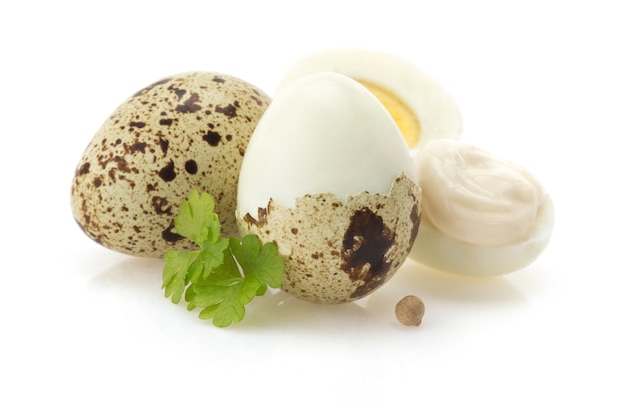 Jaja przepiórcze na białym tle