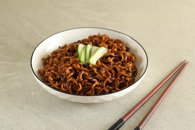 Jajangmyeon lub JJajangmyeon to koreański makaron z czarnym sosem i ogórkiem.