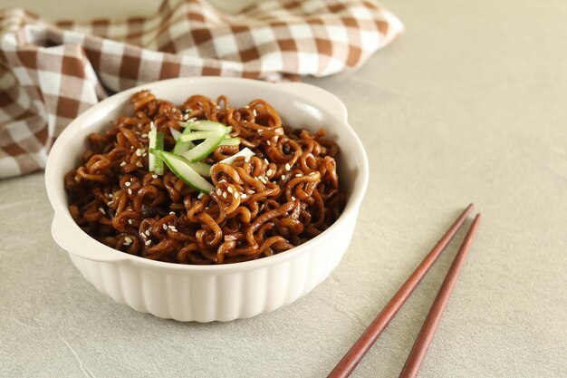 Jajangmyeon lub JJajangmyeon to koreański makaron z czarnym sosem i ogórkiem.