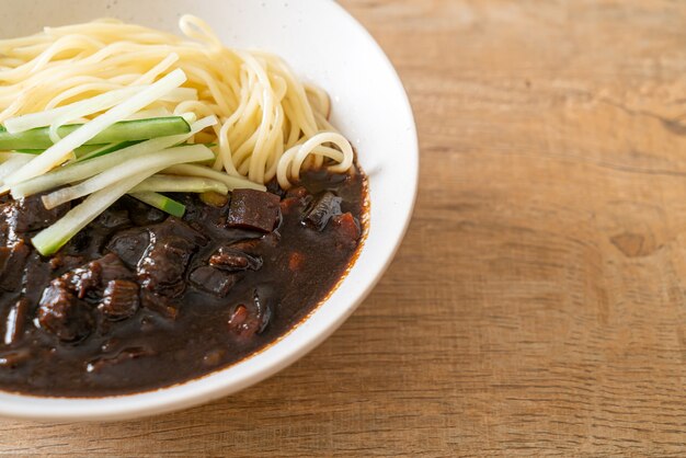 Jajangmyeon Lub Jjajangmyeon To Koreański Makaron Z Czarnym Sosem. Koreański Styl Jedzenia