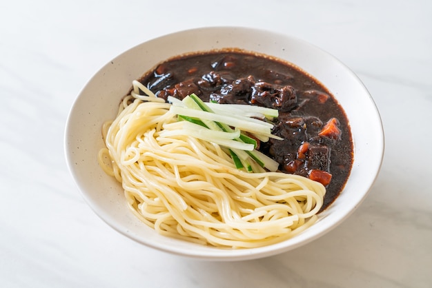 Jajangmyeon lub JJajangmyeon to koreański makaron z czarnym sosem - koreański styl żywności