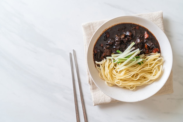 Jajangmyeon lub JJajangmyeon to koreański makaron z czarnym sosem - koreański styl żywności