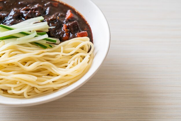 Jajangmyeon lub JJajangmyeon to koreański makaron z czarnym sosem - koreański styl żywności