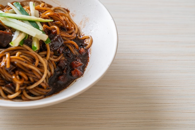 Jajangmyeon lub JJajangmyeon to koreański makaron z czarnym sosem - koreański styl żywności