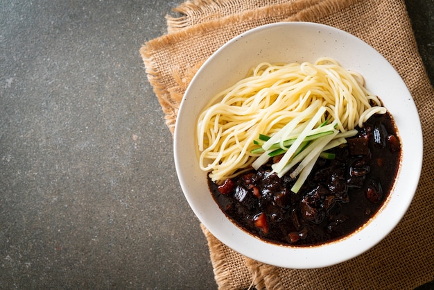 Jajangmyeon lub JJajangmyeon to koreański makaron z czarnym sosem