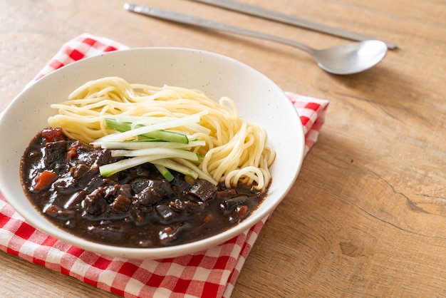 Jajangmyeon Lub Jjajangmyeon To Koreański Makaron Z Czarnym Sosem