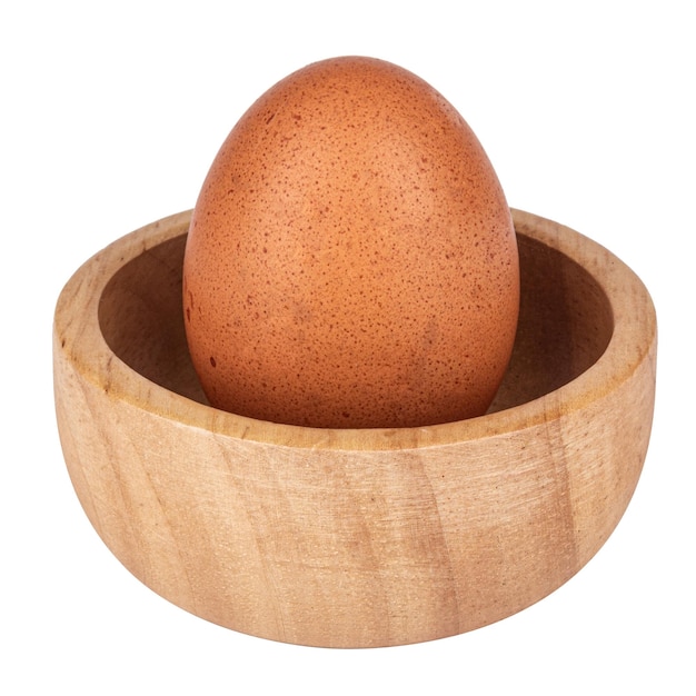 Zdjęcie jajeczna kura drewniana filiżanka odizolowywająca na białym tle