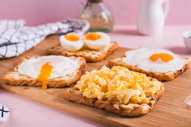 Zdjęcie jajecznica jajecznica smażone jajecznia gotowane jajecznicę na tosty na desce