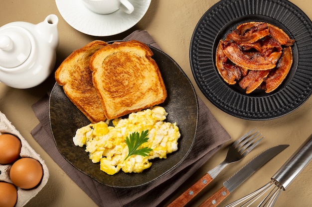Zdjęcie jajecznica na śniadanie z grzanką i boczkiem