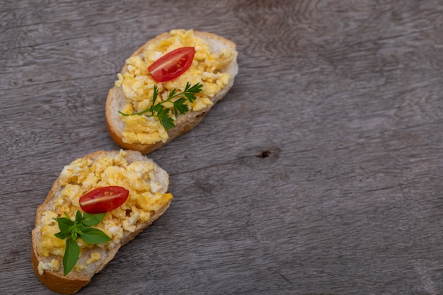 Zdjęcie jajecznica, pyszne śniadanie z ziołami i pomidorami