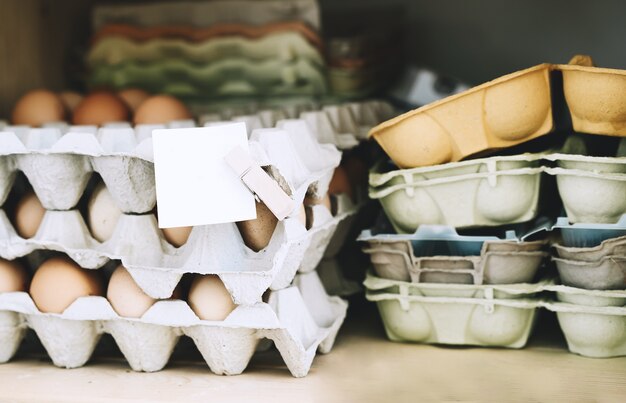 Zdjęcie jajka hodowlane w kartonie po jajkach w sklepie zero waste zakupy w ekologicznym sklepie spożywczym bez plastiku