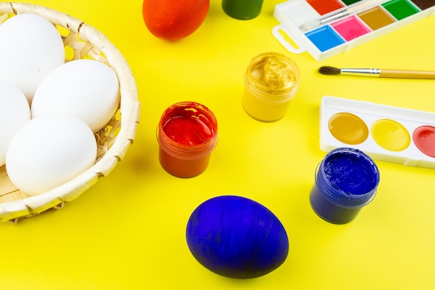 Jajka i farby na Wielkanoc