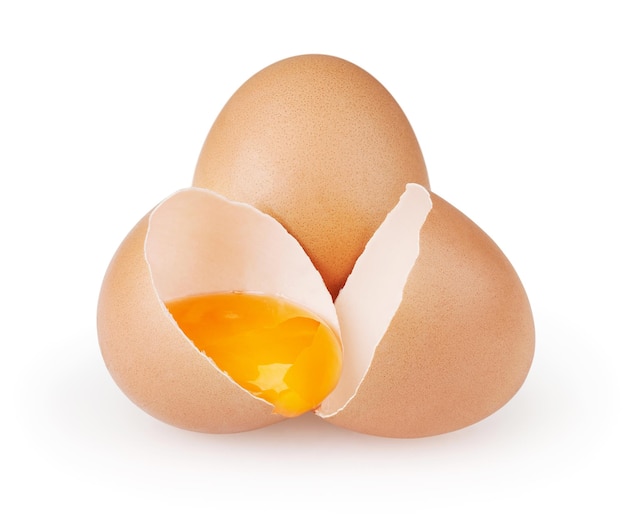 Jajka na białym tle ze ścieżką przycinającą