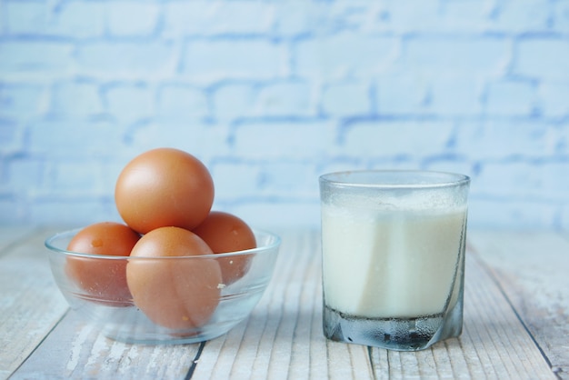 Jajka na kokardce i szklanka mleka na stole