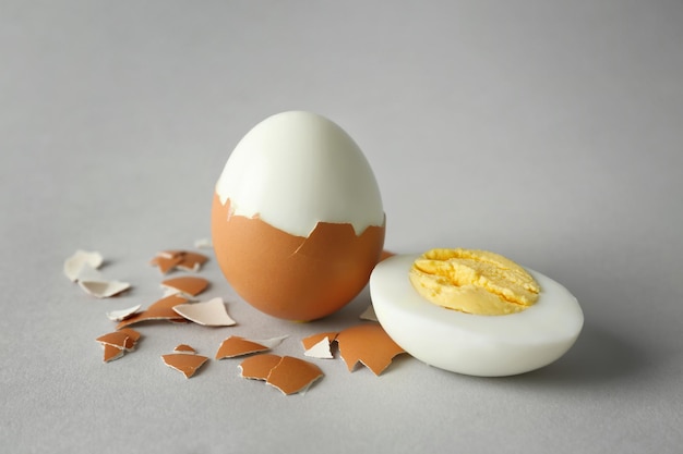 Jajka na twardo i skorupki na szarym tle Koncepcja żywienia