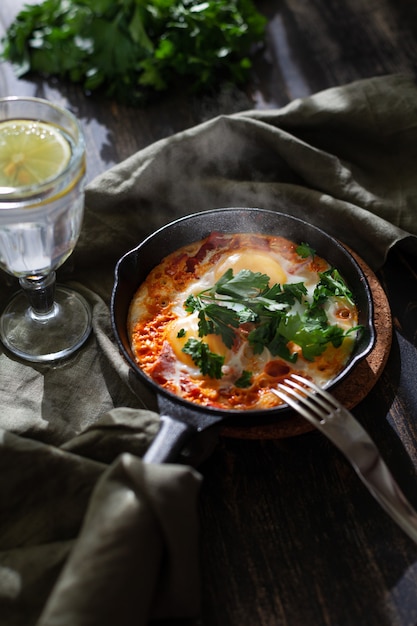 Jajka sadzone Shakshuka na żeliwnej patelni